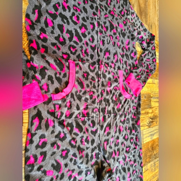 Tarea by Rue21 Soft Pajamas Zip up Onesie w/pockets Leopard Pink Gray Black - Picture 8 of 11